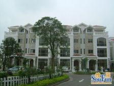 单边大花园,停车方便,大主卧,可停5台车。