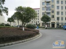 房子是满5年的税少, 一梯2户南北通户型好, 采光好.