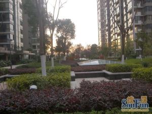 揽江苑号户型南北对流的两房楼层视野都很好