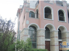 独栋别墅 带地下室100多平米 花园300平米左右 有车库