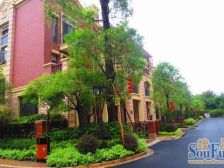 花园大位置安静,双拼别墅比较少,小区区位好