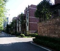 维多利亚联排大户 轻轨旁 带地下室和车位