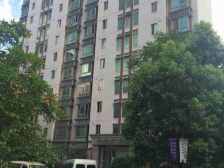 一梯一户,三卧室都朝南,厅也朝南,南北通户型