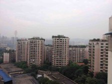 杨家坪步行街旁的两室,住家安静。门口就是公交车站