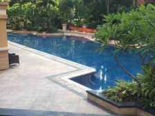 城堡带私家花园的房子,做了隔层,看着小区花园很安静