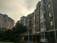 上跃两层,楼上面积也很大,带阳台适合三代人同时居住