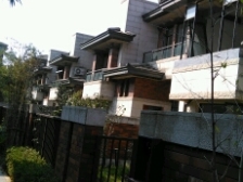 出入方便带车库带地下室联排类独栋别墅中间户