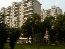 新出房子,中间楼层,位置好,4室2厅2卫,看房方便,价格好谈