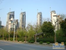 房屋四开间朝南,3+1大户型,户型方正,此房满五。