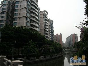 房子是小区中间,格局方正,地段配套安静舒适宜居