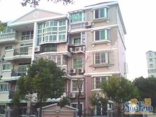 中间位置,得房率高,户型方正,带车库