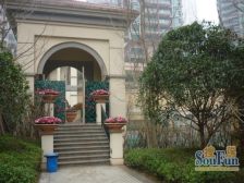 南滨路双轨道,前排看江小高层,视野开阔,证在手