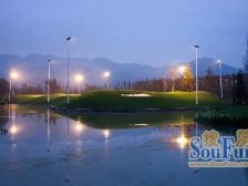 小区临河,出门既是公园,休闲且带有书香气息的小区