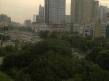 宜景康源步行东城地铁站100米,后面是万达广场,