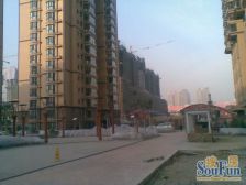 小区绿化好,交通便利,出门地铁。商圈成熟。