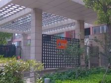 臻选叠墅 独门独院 南北花园 原始四房 出行购物很方便