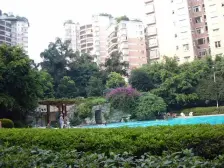 这个房子有露台哦!房间多得很。巴适得板