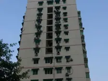 房子位于解放碑步行街的,位置好,精装修