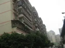 较场口轻轨站5号出口不元处 楼梯房 低楼层 总价低