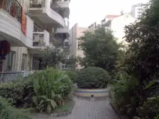 此房户型方正,近商圈地理位置好,出行方便配套齐全.