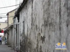 丁香一样的姑娘撑着纸油伞,从平江路走进了丁香巷。