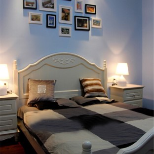 现代二居室卧室照片墙装修效果图
