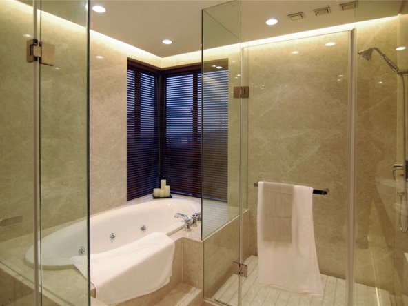 卫生间用玻璃隔了个淋浴房和浴缸