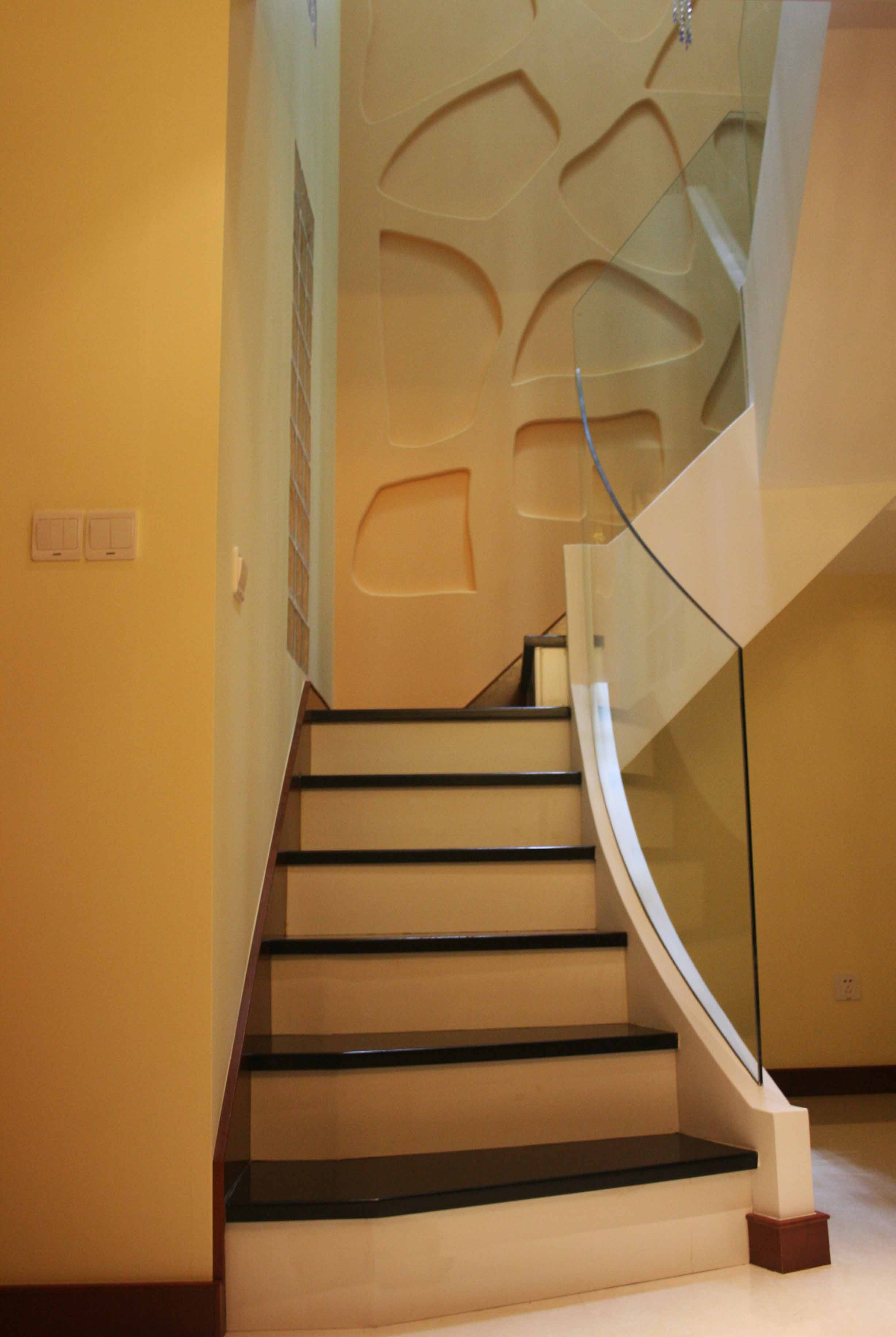 楼梯间,玻璃栏杆和背景自由图案装饰,使空间协调