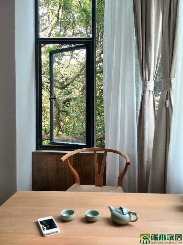 实木原色家具最适合小窗独坐,书一卷,茶一杯.