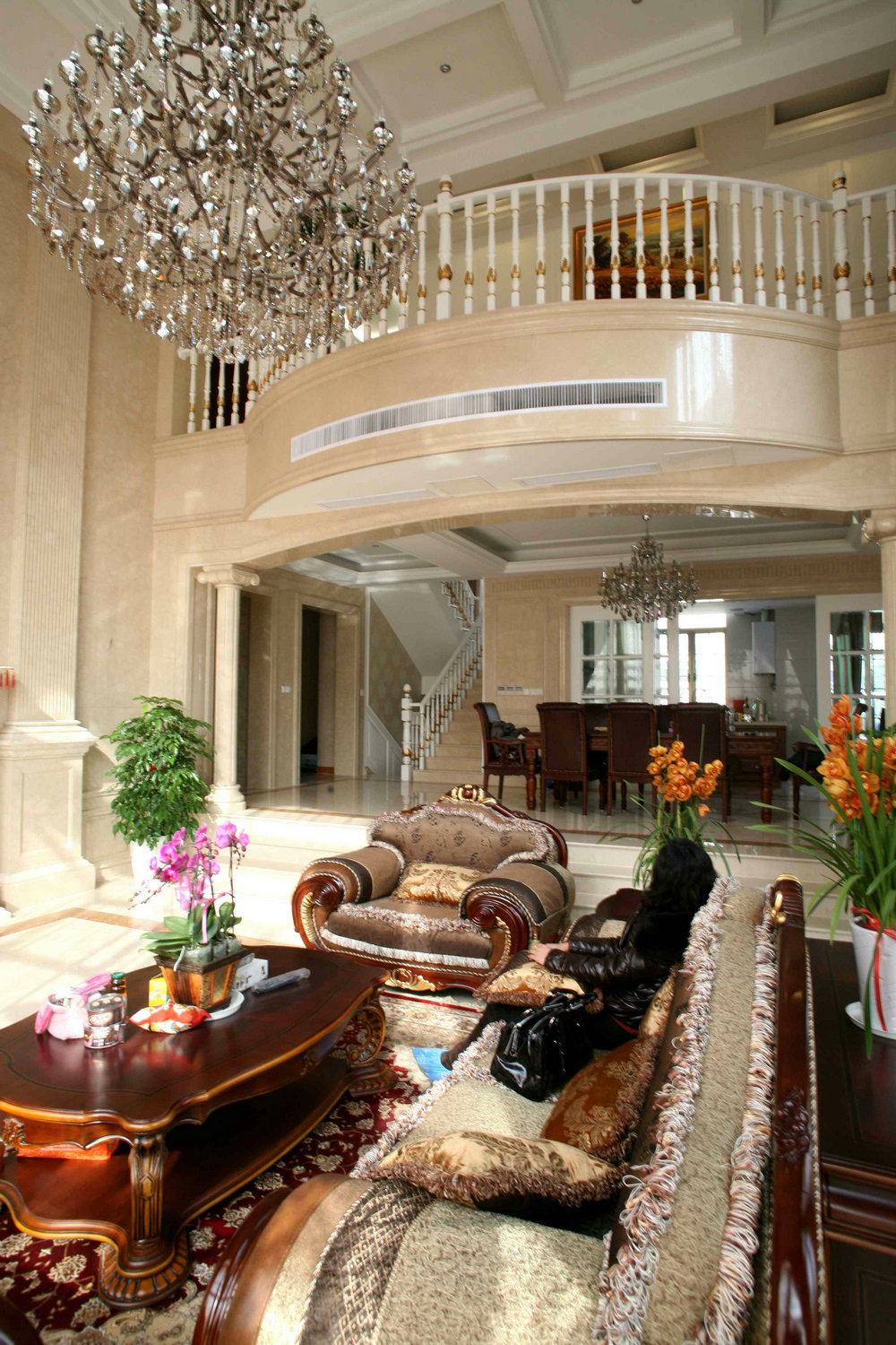 一楼客厅气派挑高的整体共享空间,完全体现了别墅的尊贵气息.