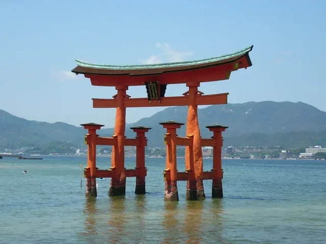 红色的日式牌楼 .据说维修一次要花2亿日元相当于人民币1360万.