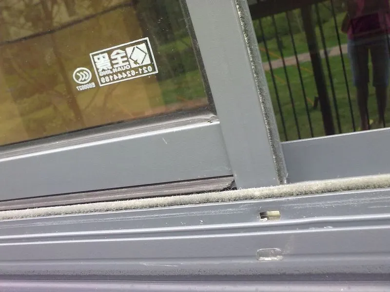 我们所有的阳台窗的玻璃上都有3c认证标志,全景的logo,电话