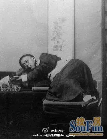 简直就是对旧社会里大烟鬼子抽大烟的情景昨日重现.