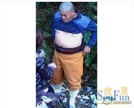 和尚给失足妇女开光!这开光怎么看都是俗人交配