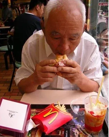 第一次带爷爷吃麦当劳!一张图,感动了所有人!