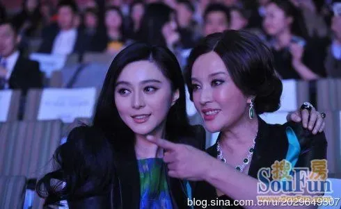 范冰冰与刘晓庆出席时尚盛典 俩人亲密搂肩
