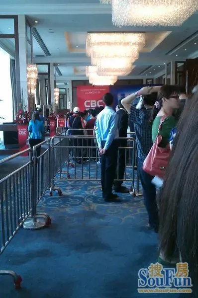 排队等候,现场还设置了防护栏,主要为了分流人群吧