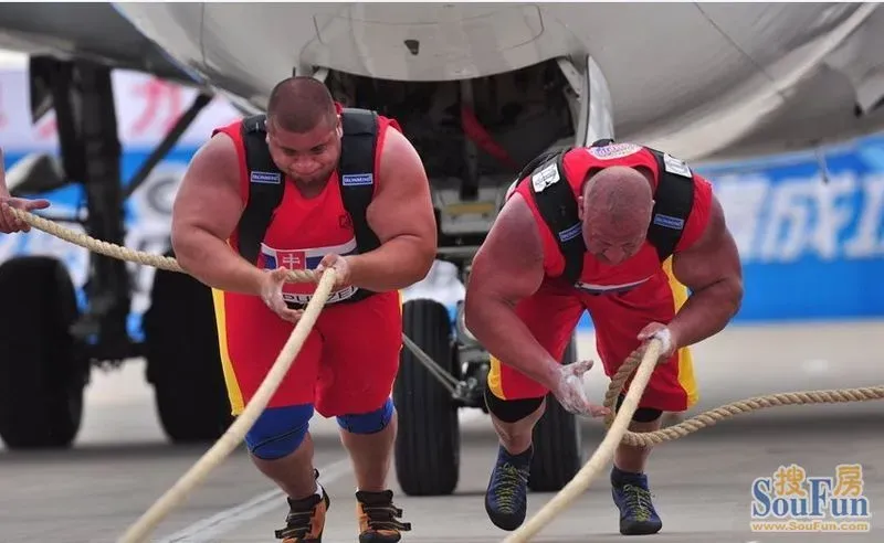 据了解,两人"拉飞机"是本届大力士争霸赛在中国的首创,这群体重超过