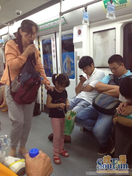 北京:女子每日带不同小孩乞讨