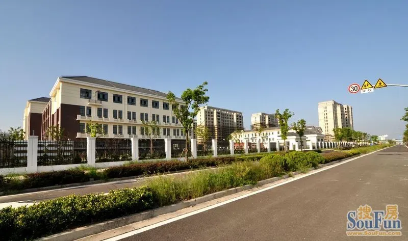 后面在建楼盘是森兰名佳,据说9月开盘.