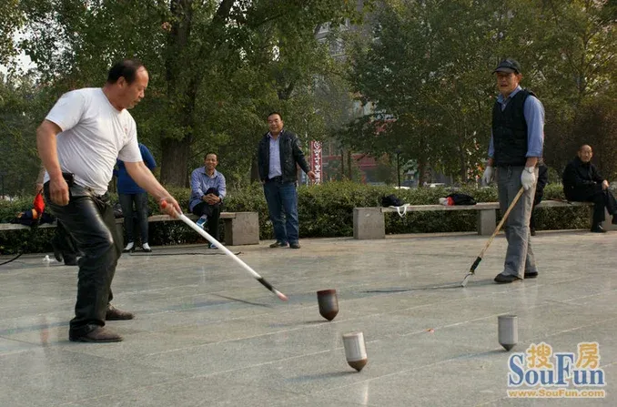 抽陀螺甩鞭子可是大妈大叔们的最爱 你喜欢吗?