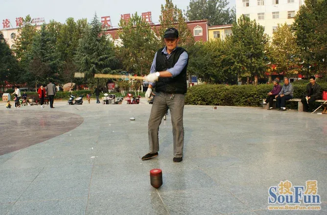 抽陀螺甩鞭子可是大妈大叔们的最爱 你喜欢吗?