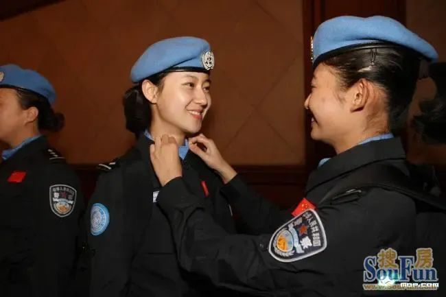 漂亮警察妹子去非洲维和~~~~女兵中的战斗机啊