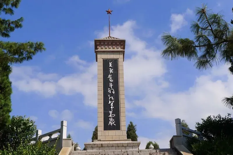 曲靖市宣威虎头山红军烈士陵园