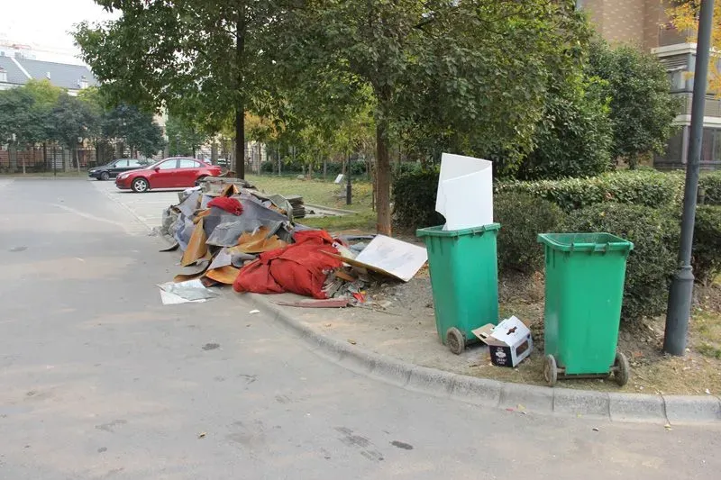 小区垃圾还望及时清理!