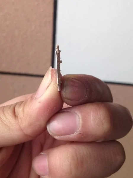 东亭街道改造,工人说喷三毫米,我们的一毫米,想来脱落是必然的.