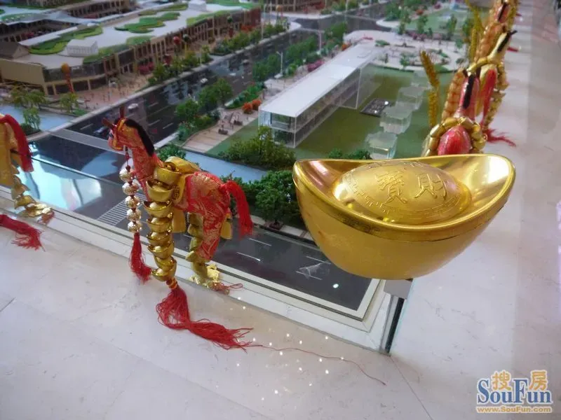 沙盘边也用小马和金元宝装饰了一圈