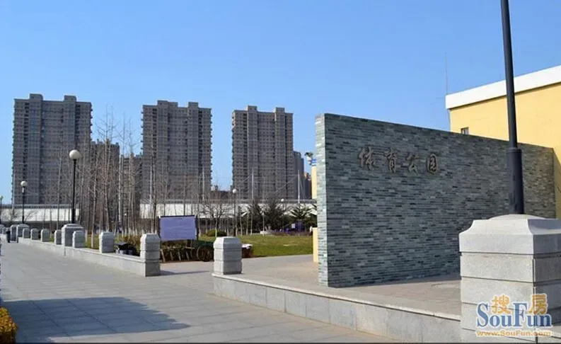 体育公园:开发区著名的文化休闲广场,距离自由向步行需要5-8分钟,是