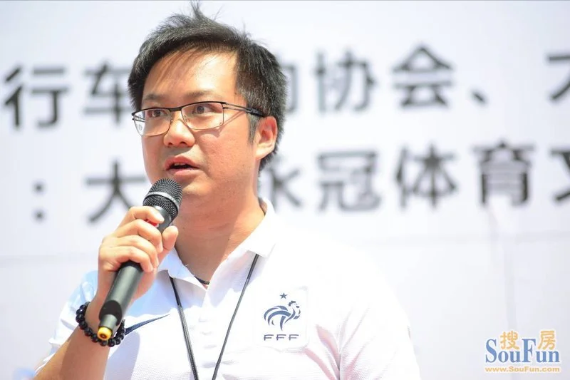 「大连天地」项目发展助理总经理朱家华先生首先为"2014「大连天地」