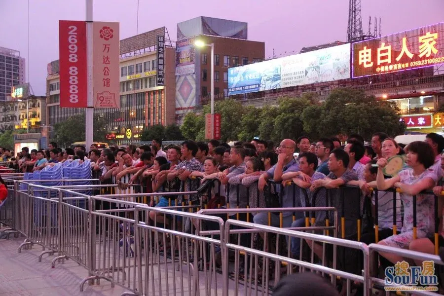 天还未黑,东城万达场外就围观了这么多人,当时我就震惊了!